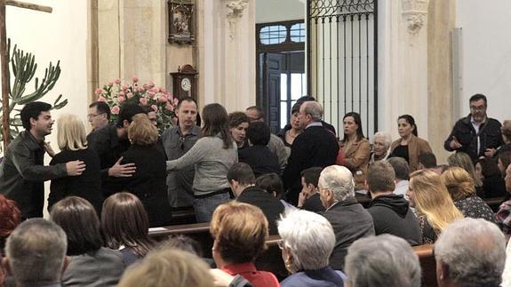 La suegra, la madre y la viuda del lorquino Francisco Javier Moreno, reciben el pésame durante la misa.