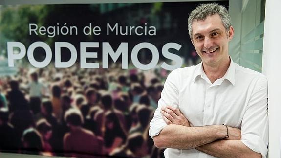 Óscar Urralburu, en la tarde de este miércoles, en la sede de Podemos en Murcia. 