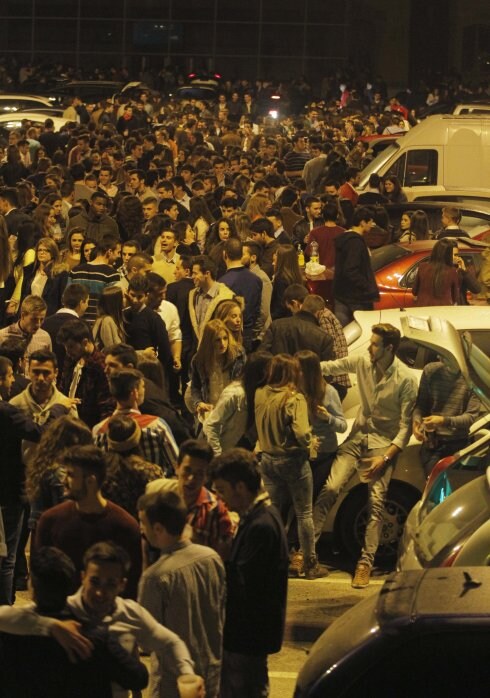 Jóvenes haciendo 'botelleo' en la Plaza del Hospital, junto a la antigua plaza de toros.
