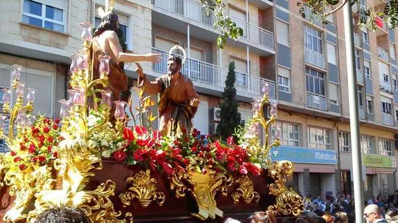 El trono de la aparición de Santo Tomás, portado a hombros de mujeres, en la procesión del Resucitado. 