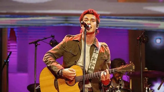 El cantante de Dvicio, Andrés Ceballos, durante la actuación del grupo en el concierto solidario 'La noche de Cadena 100' el pasado día 21. 
