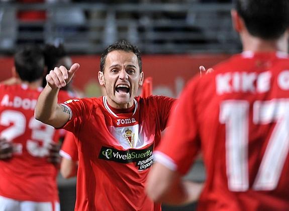 Iván Moreno celebra con Kike García uno de los goles del Real Murcia la pasada temporada. 