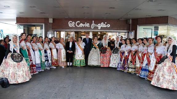La Reina de la Huerta y sus damas, junto a Vicente Varcárcel, posan a la entrada del Corte Inglés durante el acto. 