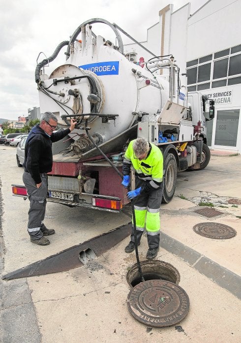 Un equipo de Hidrogea revisa el alcantarillado en el Polígono Industrial Cabezo Beaza. 