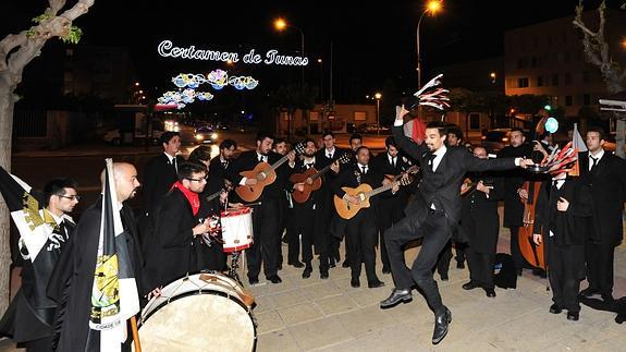 La tuna lisboeta Estudiantina Académica de Isel festejando anoche los cinco galardones.