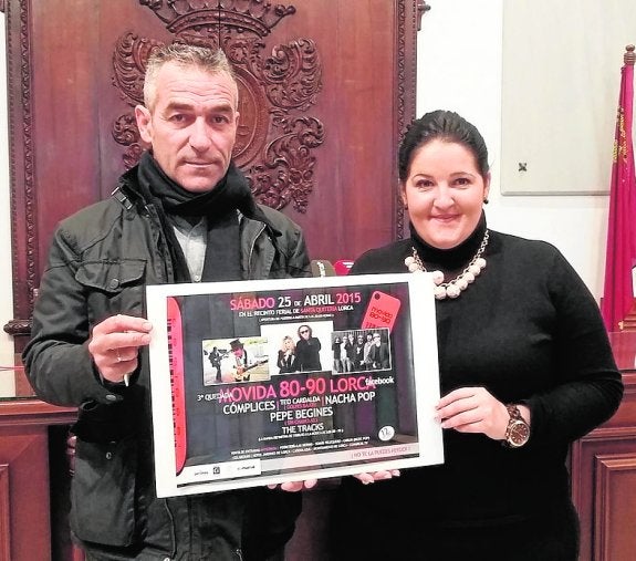 Miguel Méndez y Sandra Martínez, con el cartel anunciador. 