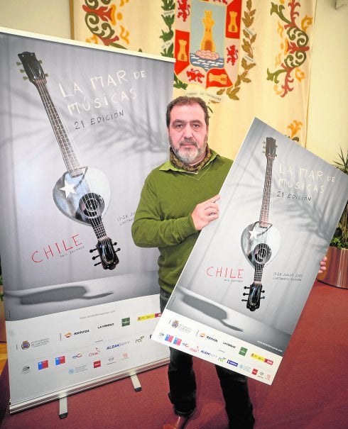 Ángel Haro posa con el cartel de la edición 2015 de La Mar de Músicas. 