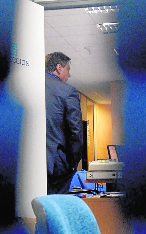 López Ayala, en la asesoría Gescom, mientras la Policía realizaba un registro en marzo de 2013. :: n. garcía