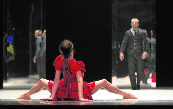 Un instante del estreno de 'Carmen' por la Compañía Nacional de Danza. :: jesús vallinas

