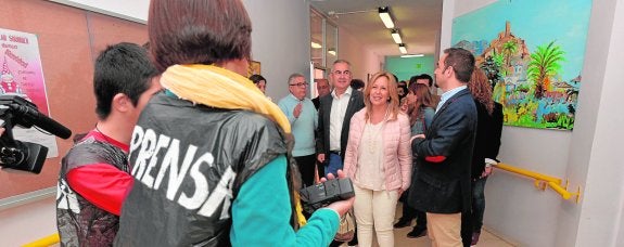 Trinidad Jiménez, entre González Tovar -izquierda- y José Mateos, charla con unos jóvenes en su visita al colegio Pilar Soubrier.