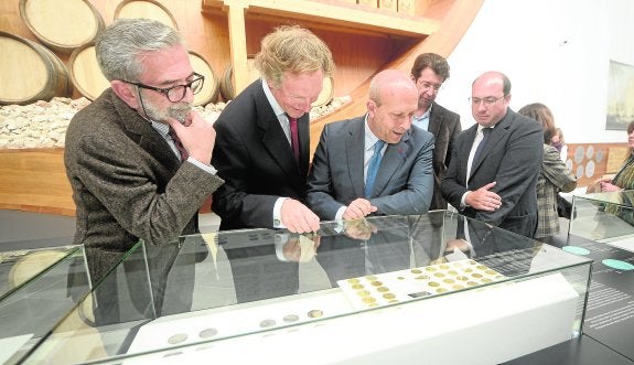 José Ignacio Wert observa las monedas de la fragata Nuestra Señora de las Mercedes junto a Iván Negueruela, Miguel Ángel Recio, Juan Carlos Ruiz y Pedro Antonio Sánchez, ayer, en el Museo Nacional de Arqueología Subacuática (Arqua) de Cartagena . 