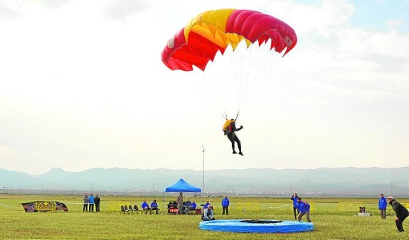 Un participante, durante la prueba de precisión. 