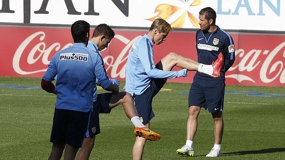 El entrenador del Atlético de Madrid, Diego Simeone y el delantero Fernando Torres durante el entrenamiento 