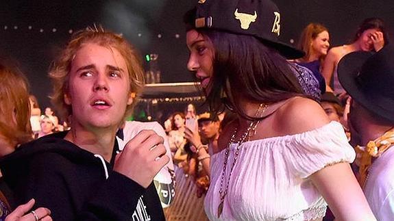 Justin Bieber junto a Kendall Jenner en el Coachella