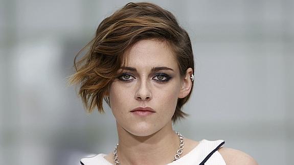 Kristen Stewart posando antes del desfile de Karl Lagerfeld