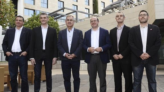 Pujante (Ganar la Región de Murcia), Urralburu (Podemos), Tovar (PSOE), P. A. Sánchez (PP), Nebot (UPyD) y M. Sánchez (Ciudadanos), antes de comenzar el debate organizado por Ucomur. 