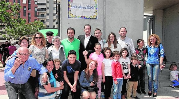 Jerónimo Tristante (c), ayer, con un grupo de vecinos. 