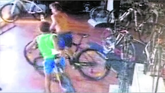 Los dos niños que han intentado robar gasolineras, llevándose dos bicicletas en agosto pasado. 