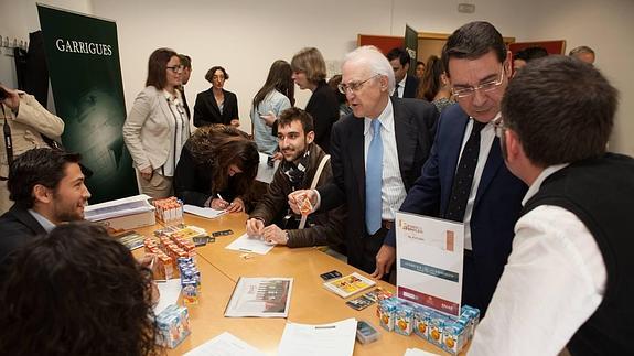 Enrique Egea y José Gabriel Ruiz conversan con participantes en el Foro del Empleo.