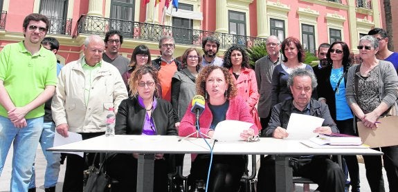 En la mesa, María Ángeles Micol, Alicia Morales y Francisco Jarauta, con el resto de la candidatura.