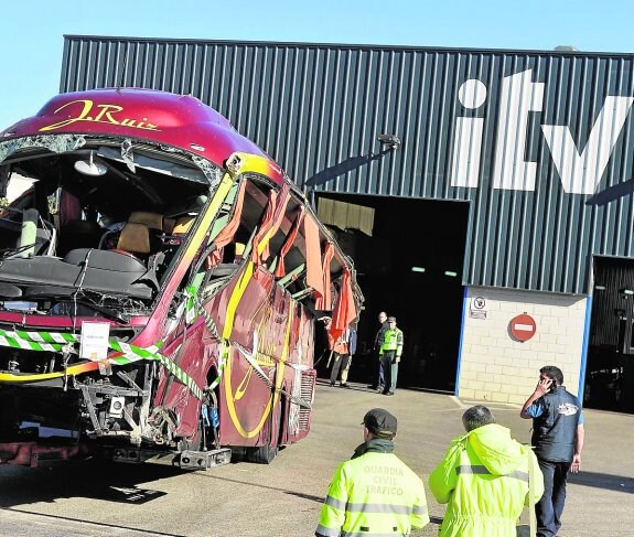 El autobús, llegando a la ITV de Molina para ser sometido a pruebas, el pasado diciembre.