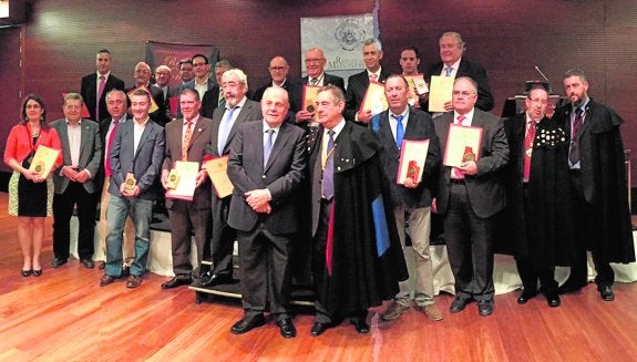 Premiados posan tras el certamen. 