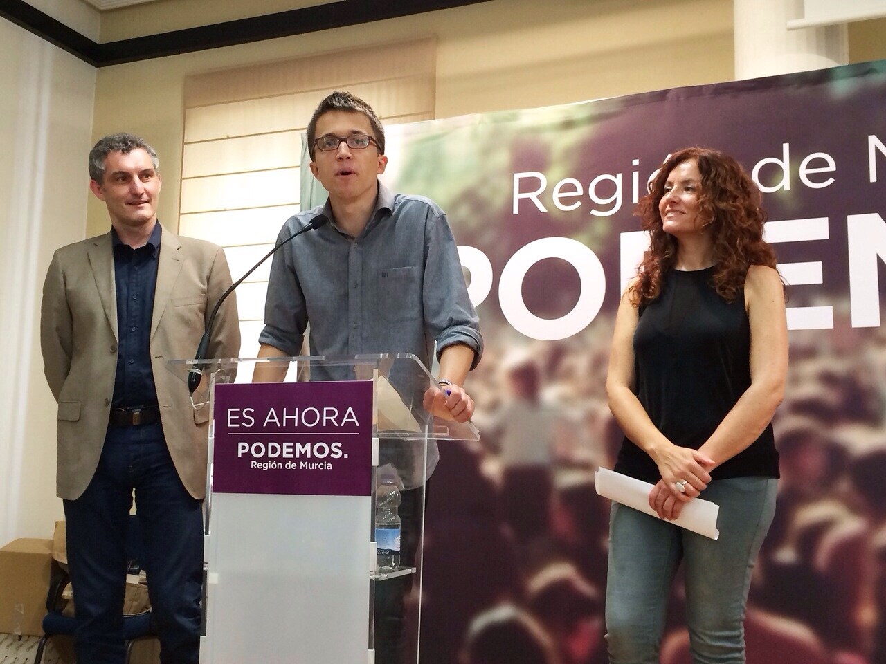 Íñigo Errejón, durante su intervención hoy en Murcia, acompañado por Óscar Urralburu.
