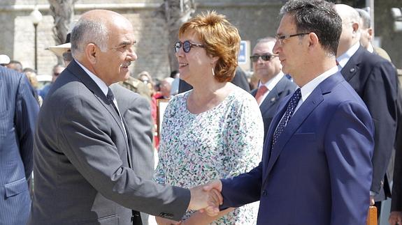 El presidente Garre y el delegado del Gobierno se saludan en presencia de Barreiro.