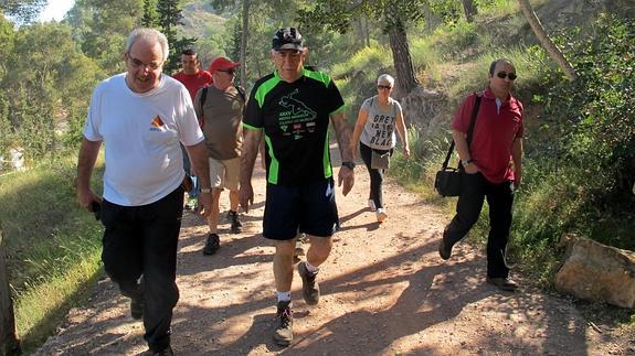 José Ignacio Gras, en el centro, durante la 'Quedada Senderista' realizada este sábado. 
