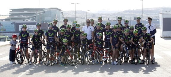 Alejandro Valverde, el jueves, junto a corredores de su escuela. 