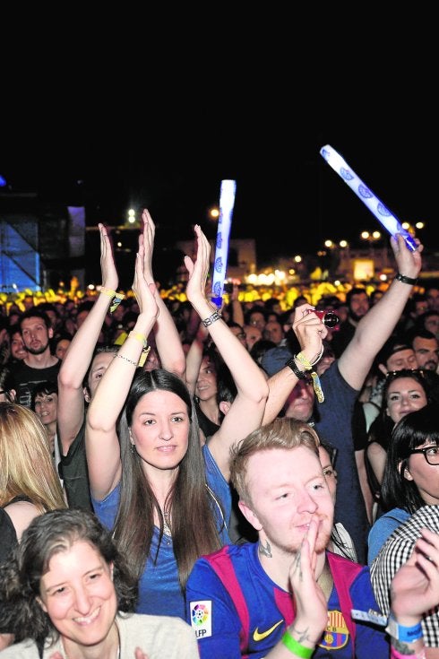 Miles de asistentes al festival disfrutan de uno de los conciertos del sábado. 