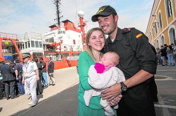 El marinero Sergio Gallego, su esposa y su pequeña Leia. :: j. m. r.
