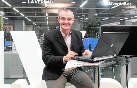 El candidato César Nebot, ayer, durante su visita al videochat de laverdad.es. 