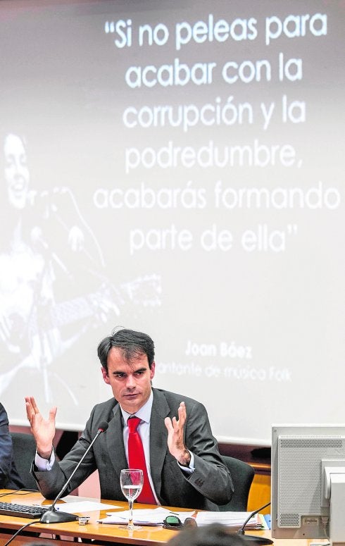 El juez Pablo Ruz culminó su conferencia con una frase de la cantante Joan Báez alusiva a la corrupción. 