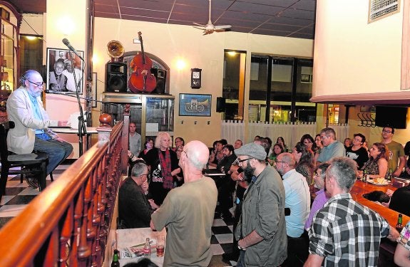 Patricio Peñalver, alma mater del homenaje, abrió y condujo el recital colectivo. 