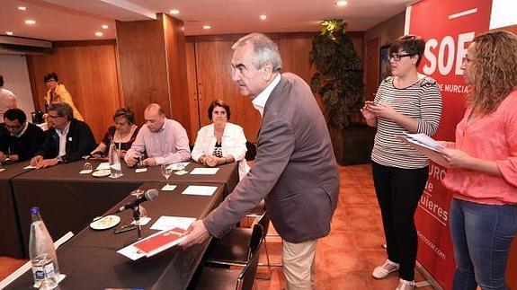 González Tovar, durante la reunión este miércoles con representantes de organizaciones ciudadanas y sociales.