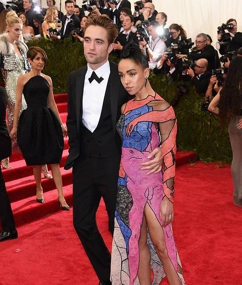 Robert Pattinson y FKA Twigs en la alfombra de la gala del MET. 