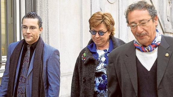 Pilar Barreiro, a su llegada al Tribunal Supremo el 5 de marzo, acompañada por los letrados José y Raúl Pardo Geijo. 