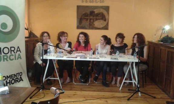 Las candidatas que participaron ayer en la mesa redonda: María Ángeles Micol, Alicia Morales y Claudia Carrasquilla (Ahora Murcia); Irene Montero, María Giménez y María Ángeles García (de Podemos).