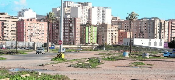 Terrenos del Plan Rambla, con varios bloques de pisos de la calle Luis Calandre al fondo. 