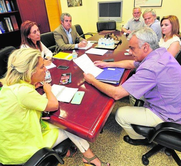 La consejera, ayer, con los activistas de Aire Limpio. 