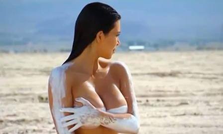 Kim Kardashian, desnuda en el desierto. 