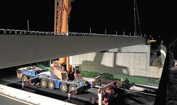 Imagen tomada el martes por la noche de la grúa que iza las vigas del nuevo viaducto. 