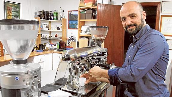 Francisco Bernal prepara un café en el aula de formación de Cabezo Beaza. 