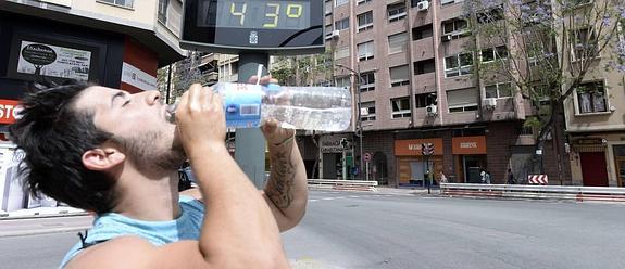 Algunos termómetros de Murcia marcaron ayer 43 grados, aunque los datos reales son los de los observatorios. 