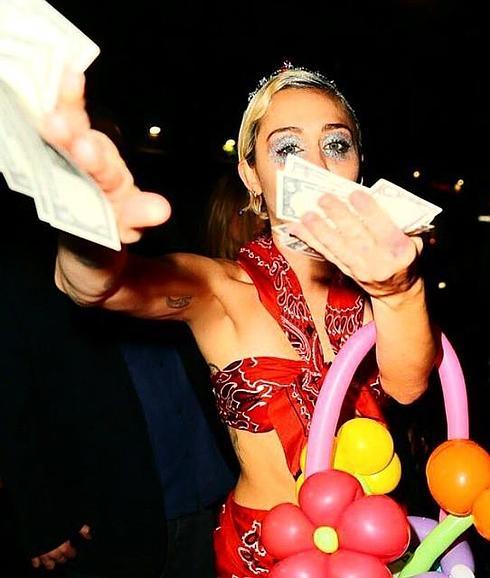 Miley Cyrus lanza billetes a los fotógrafos