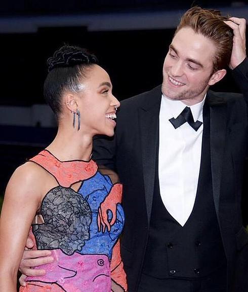 FKA Twigs y Robert Pattiinson en la Gala MET