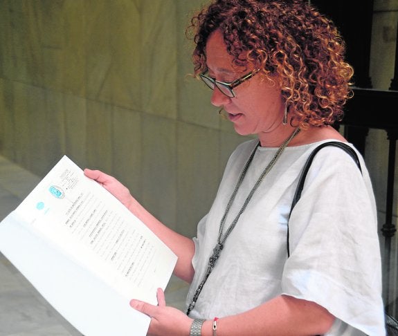 La cabeza de lista de Ahora Podemos, Alicia Morales, presentando ante notario el programa y el código ético del programa. 