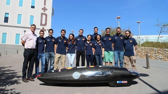 El equipo completo del nuevo prototipo de coche solar de la UPCT.