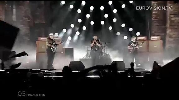 Pertti Kurikan Nimipäivät en un momento de su actuación en la semifinal. 